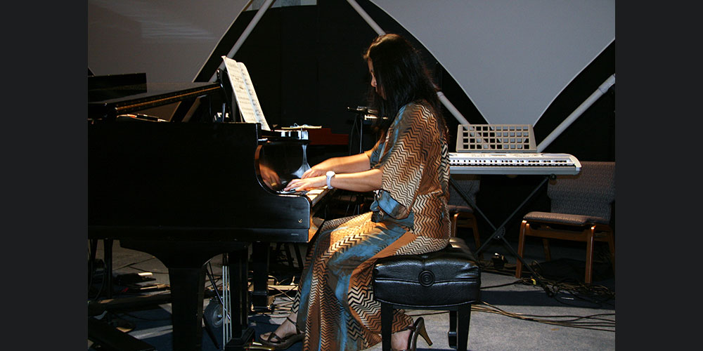 Xiaoman plays piano